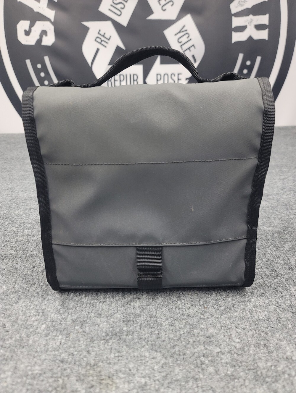 Yeti Day Trip Small Lunch Bag Charcoal Gray Insulated Cooler - Picture 2 of 12